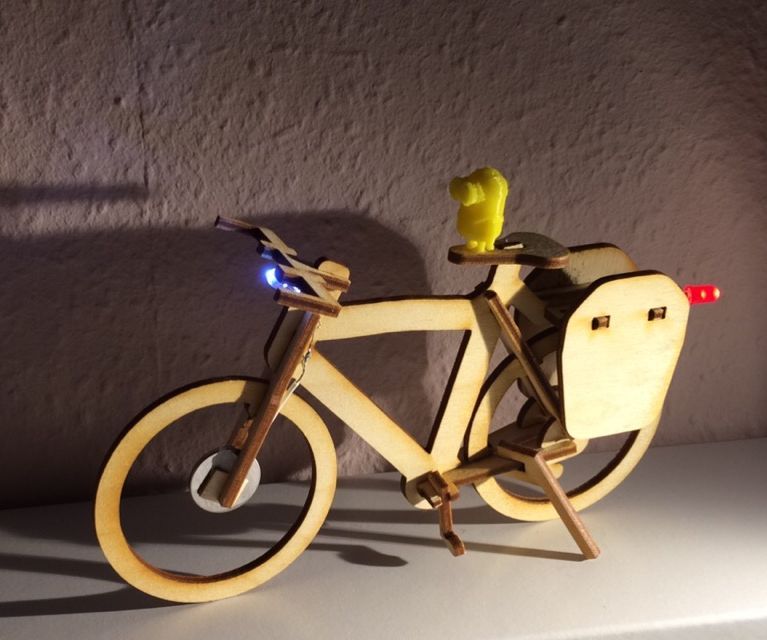 Het Idee: De Houten Fiets Met Minion En Verlichting