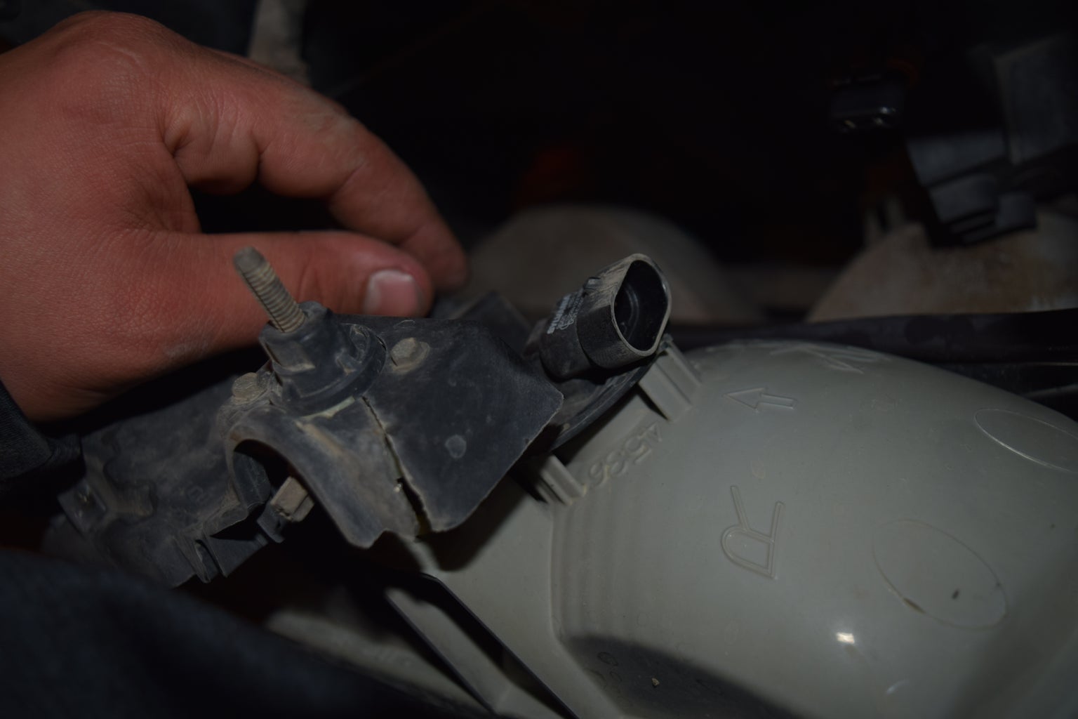 How to Change a Headlight Bulb on a 1999 Chevrolet Silverado : 4 Steps