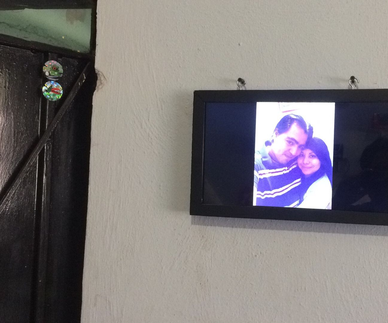 Recycled Digital Photo Frame With Virtual Asistent