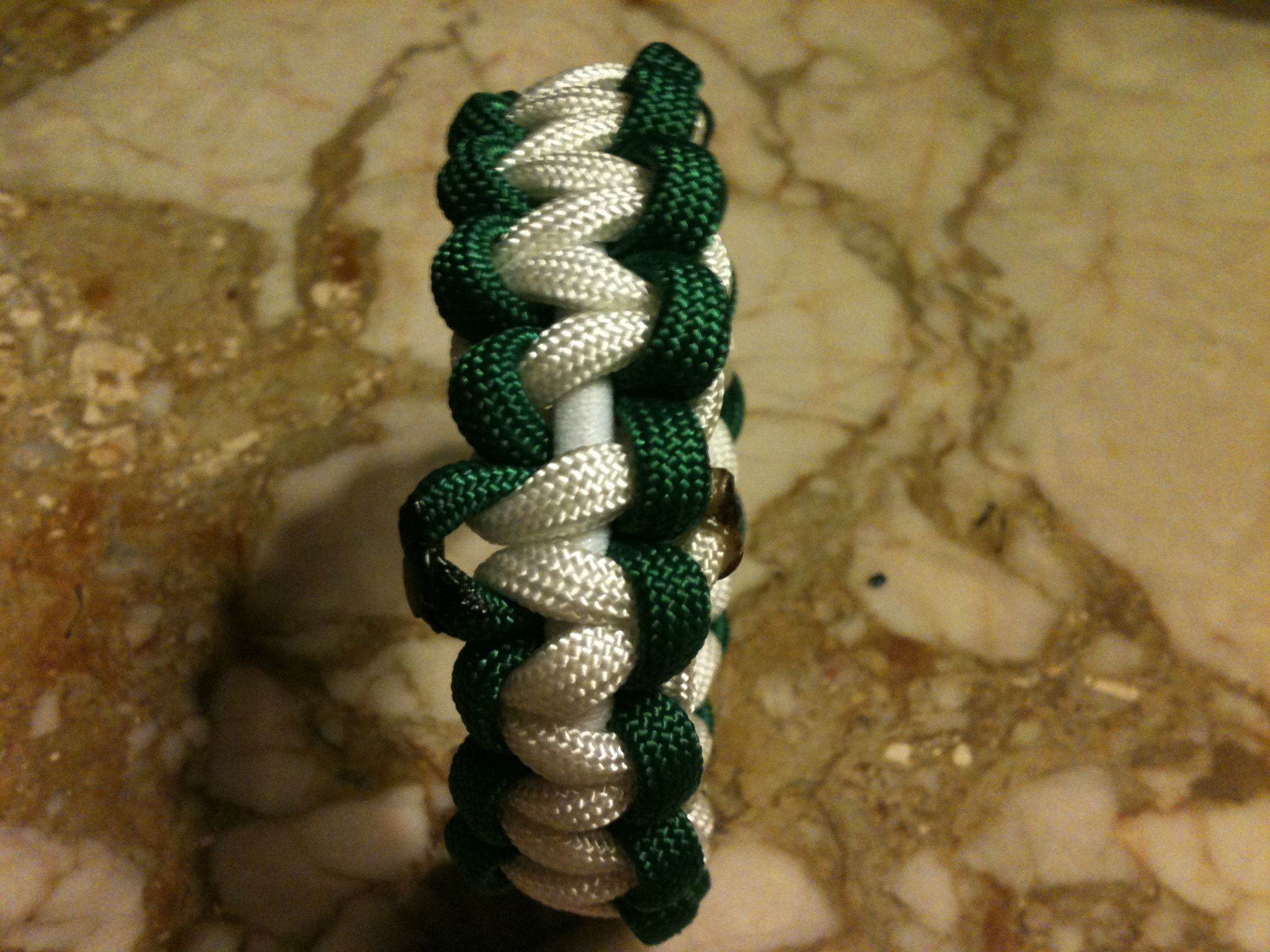 Paracord Bracelet Without Clip or Knot! 5 Steps Instructables
