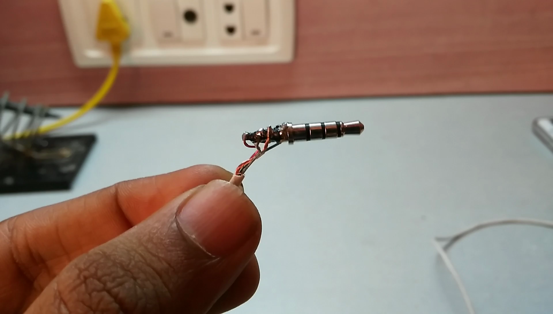 Handsfree wire discount connection