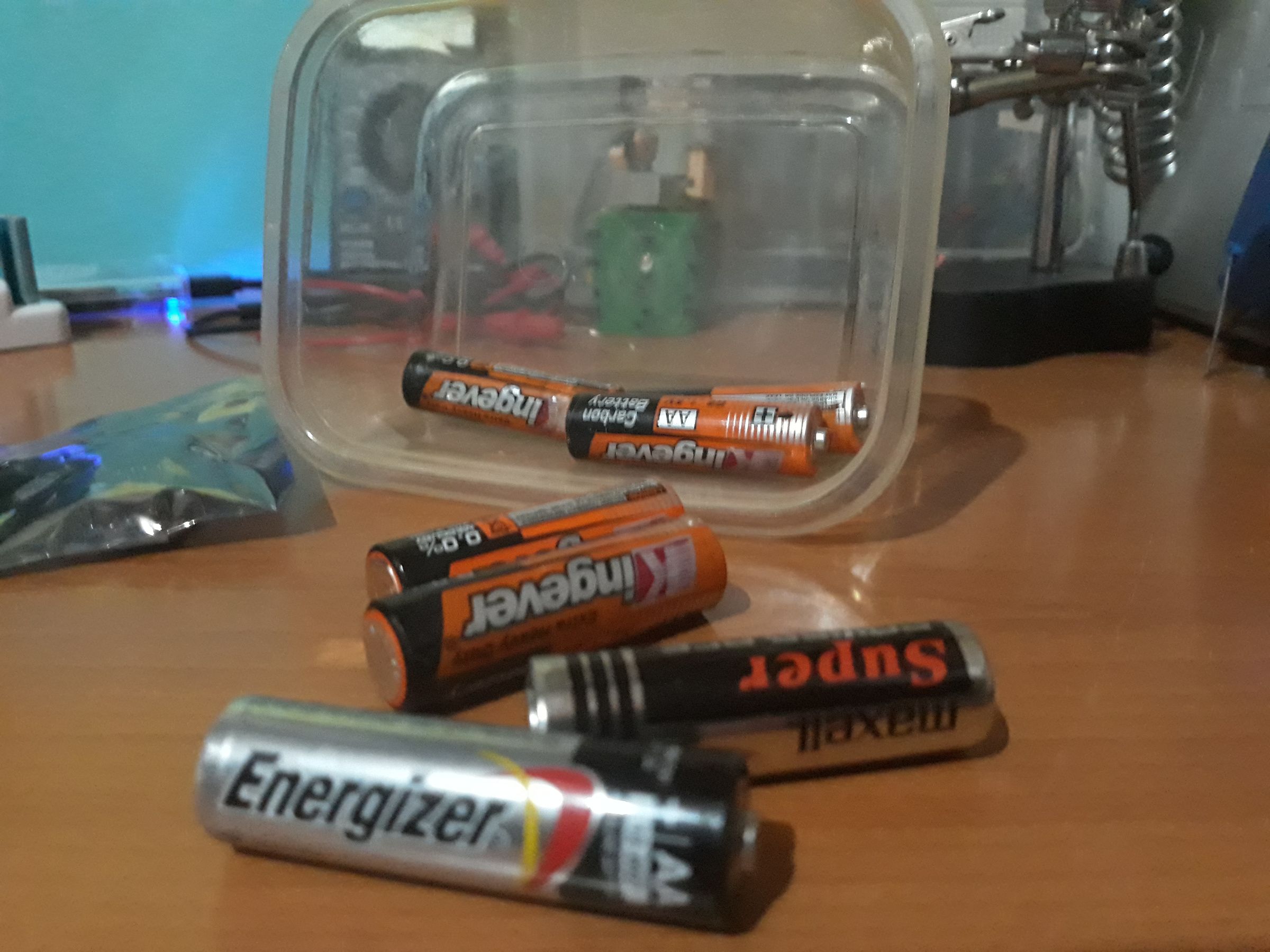 Make a Portable Charger With Old Batteries! 6 Steps (with Pictures