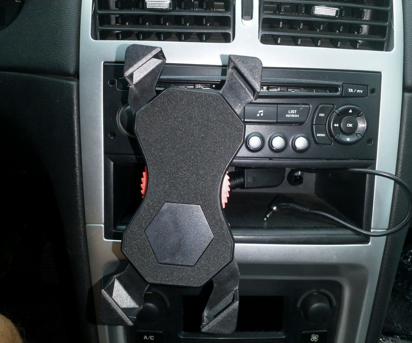 How to Fix a Smartphone Holder in Your Car