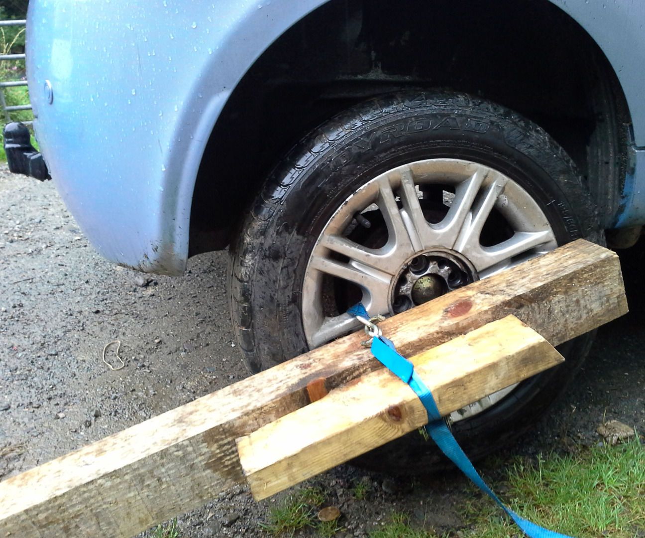 Remove a stuck alloy rim without damage