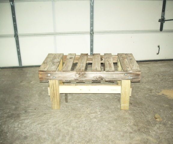Simple Pallet Garden Bench