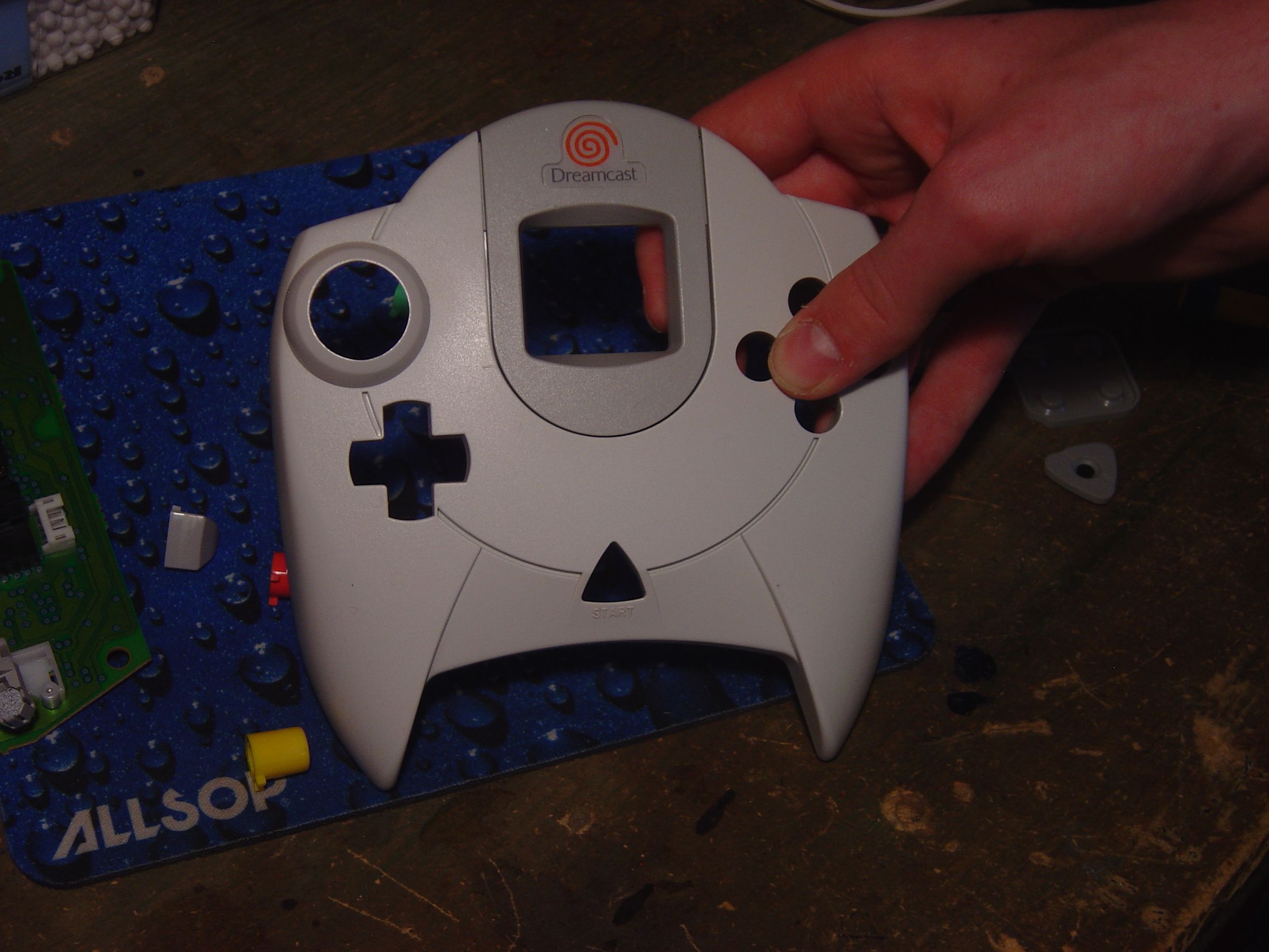 Cleaning a Dreamcast Controller 5 Steps Instructables
