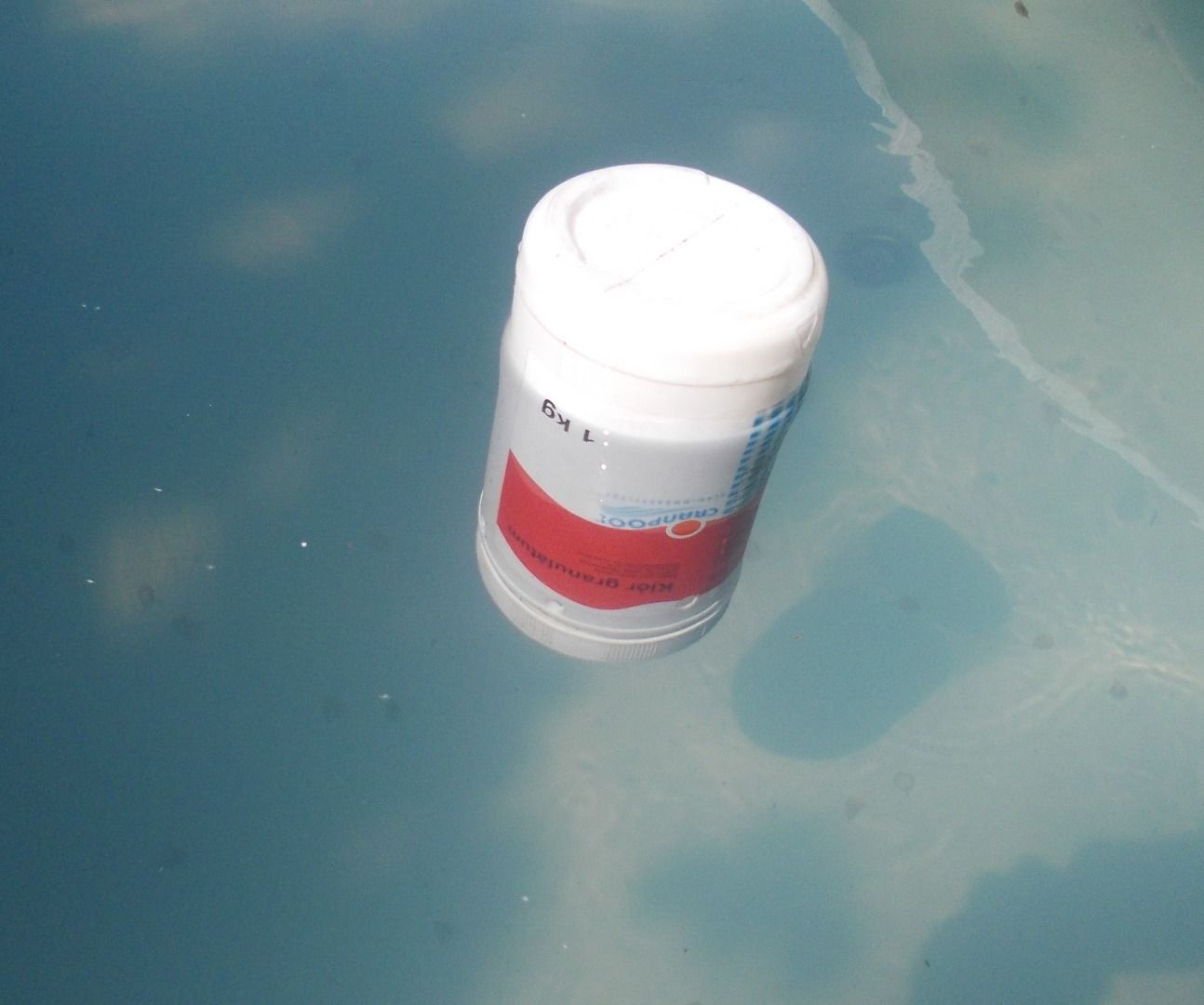 Floating Chemical Dispenser for Pool