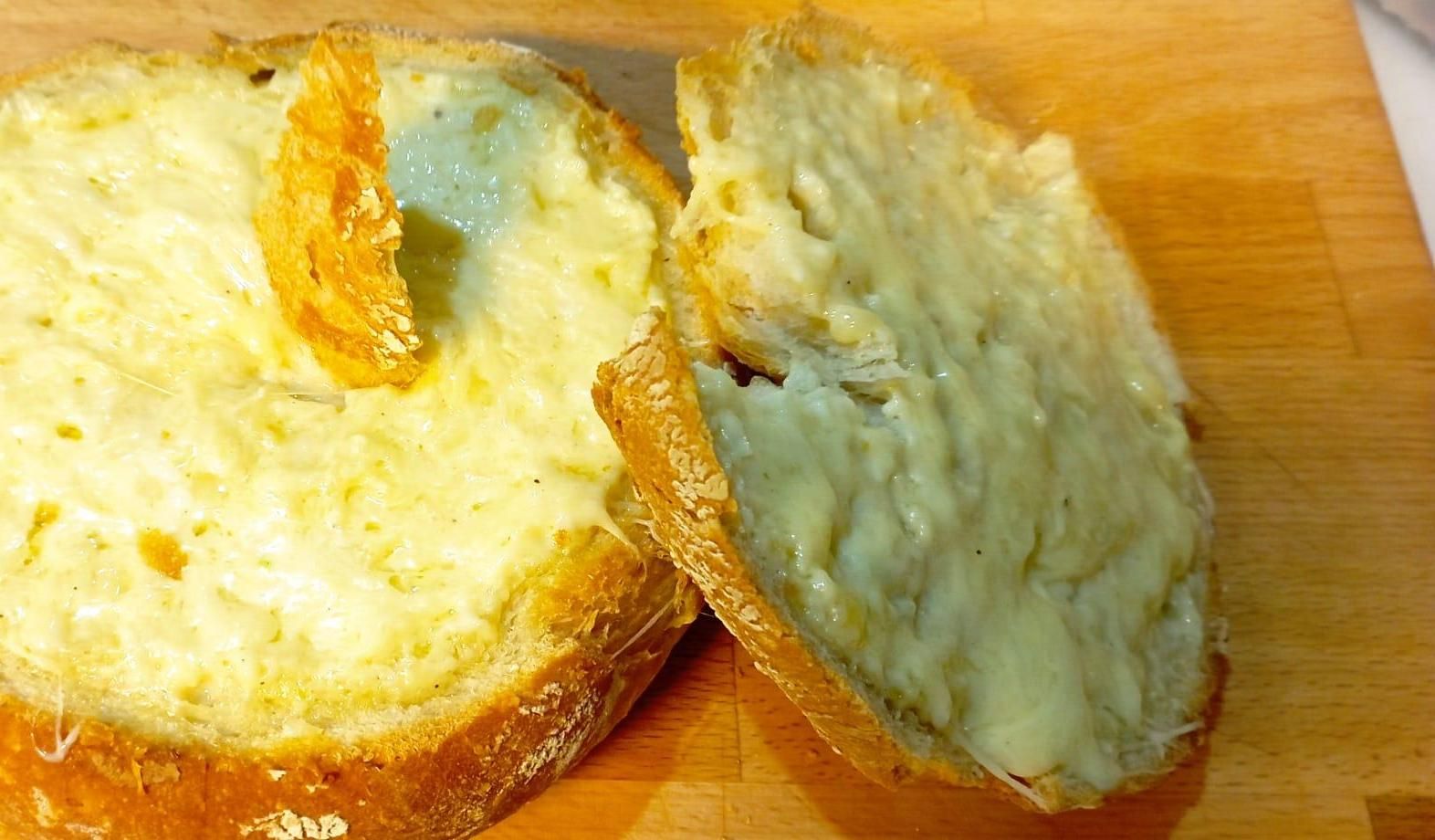 Fondue Dans Un Pain (Fondue in Rustic Bread)