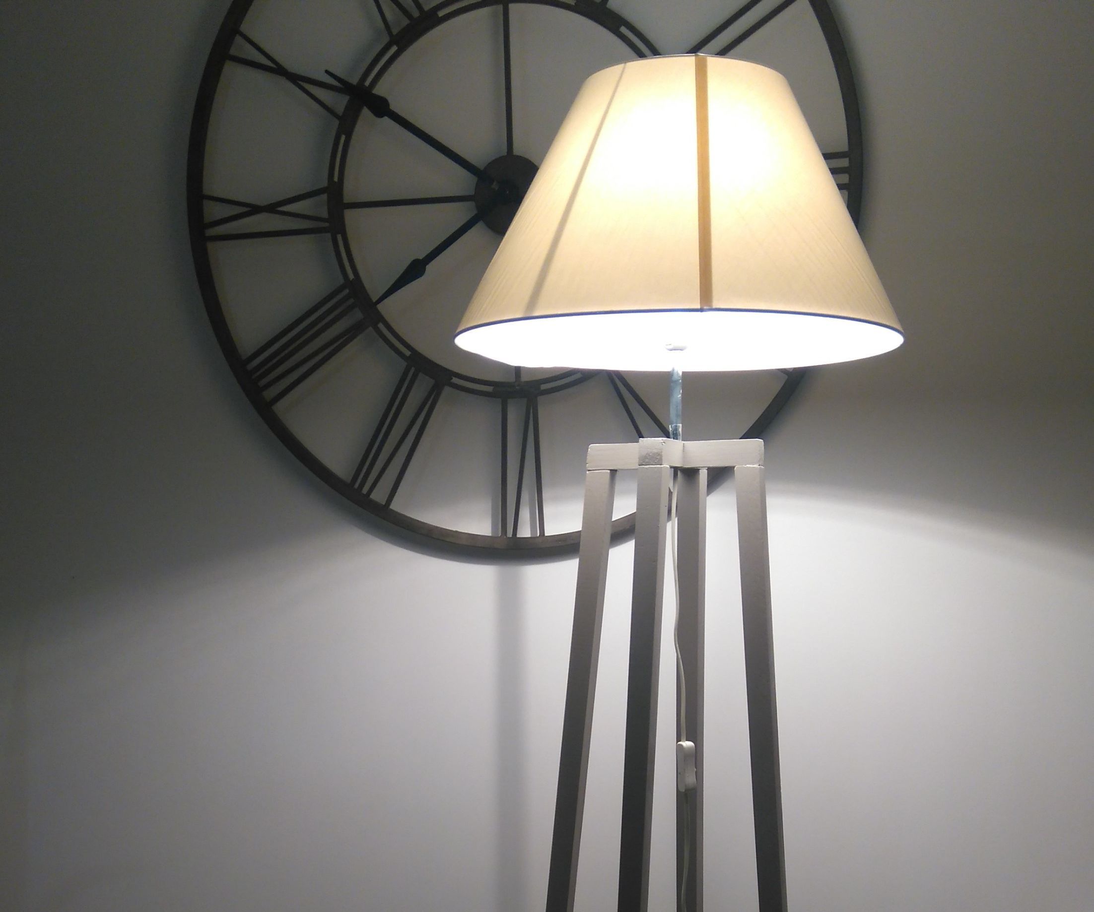 DIY Floor Lamp With Only a Saw