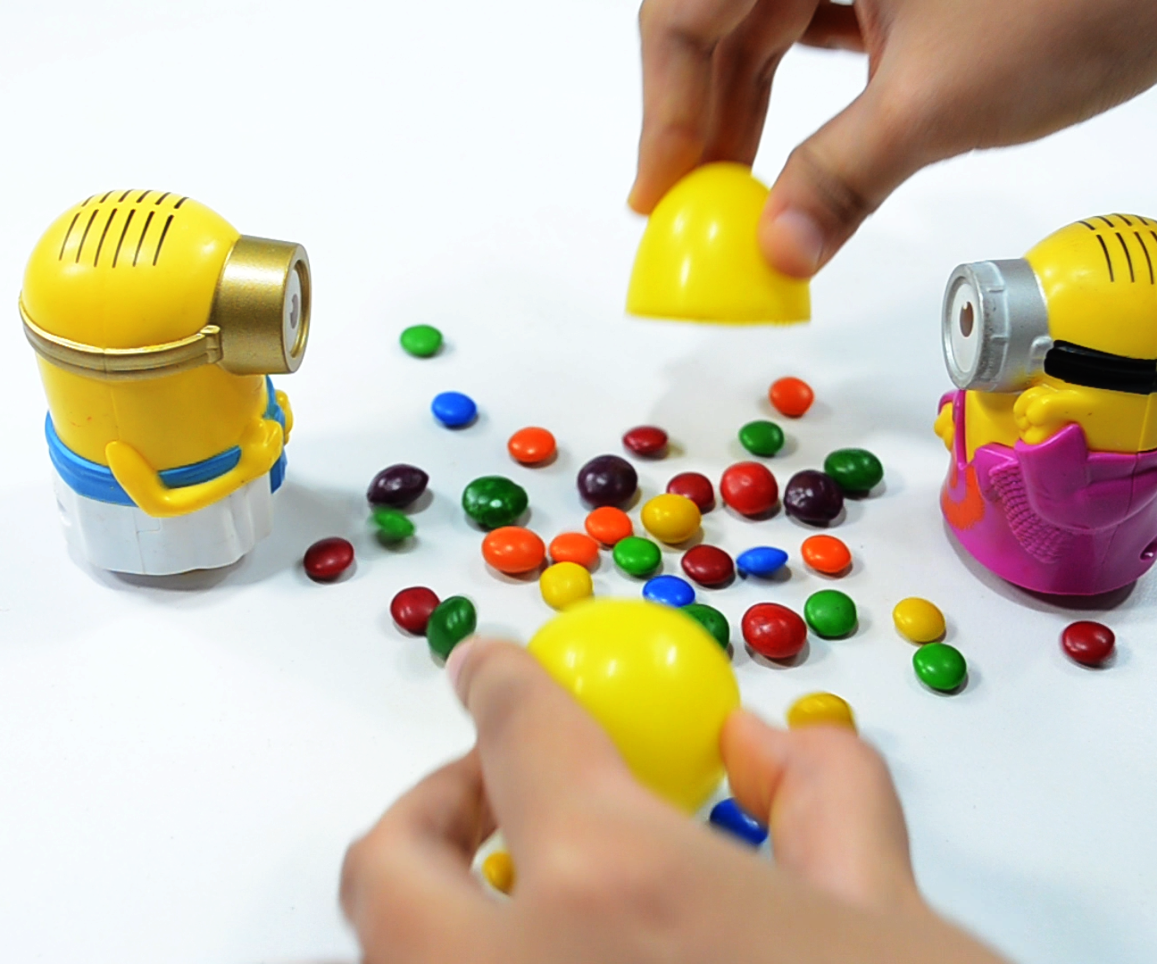 How to Make Kinetic Sand Surprise Toys With Minion | Learn Colors for Kids