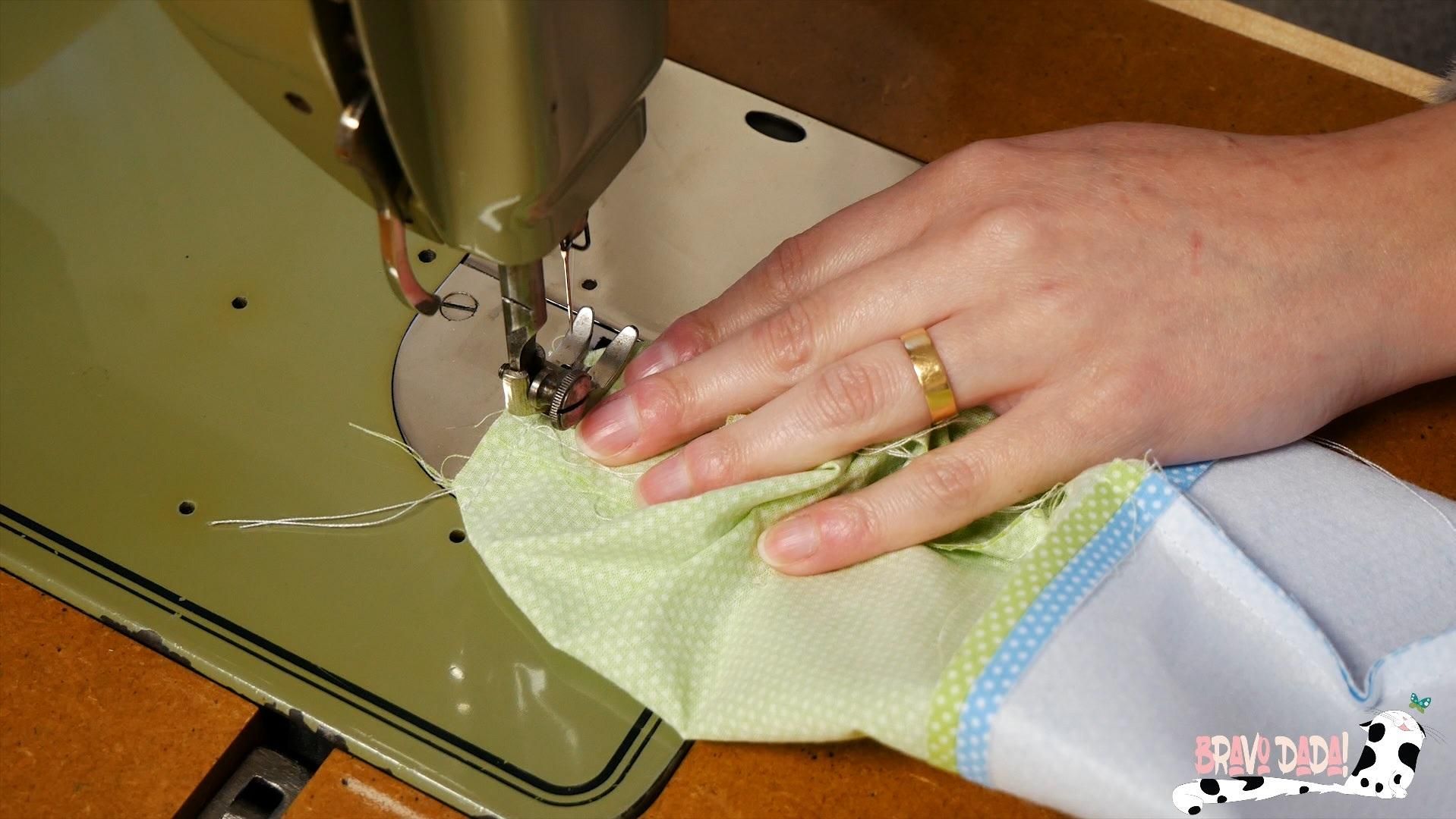 DIY How to Make a Quilted Sewing Machine Mat With Pockets and Thread