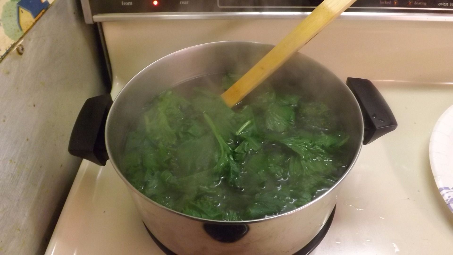 BROCCOLIRABE (RAPINI) COOKED IN OLIVE OIL WITH BLACK OLIVES, GARLIC