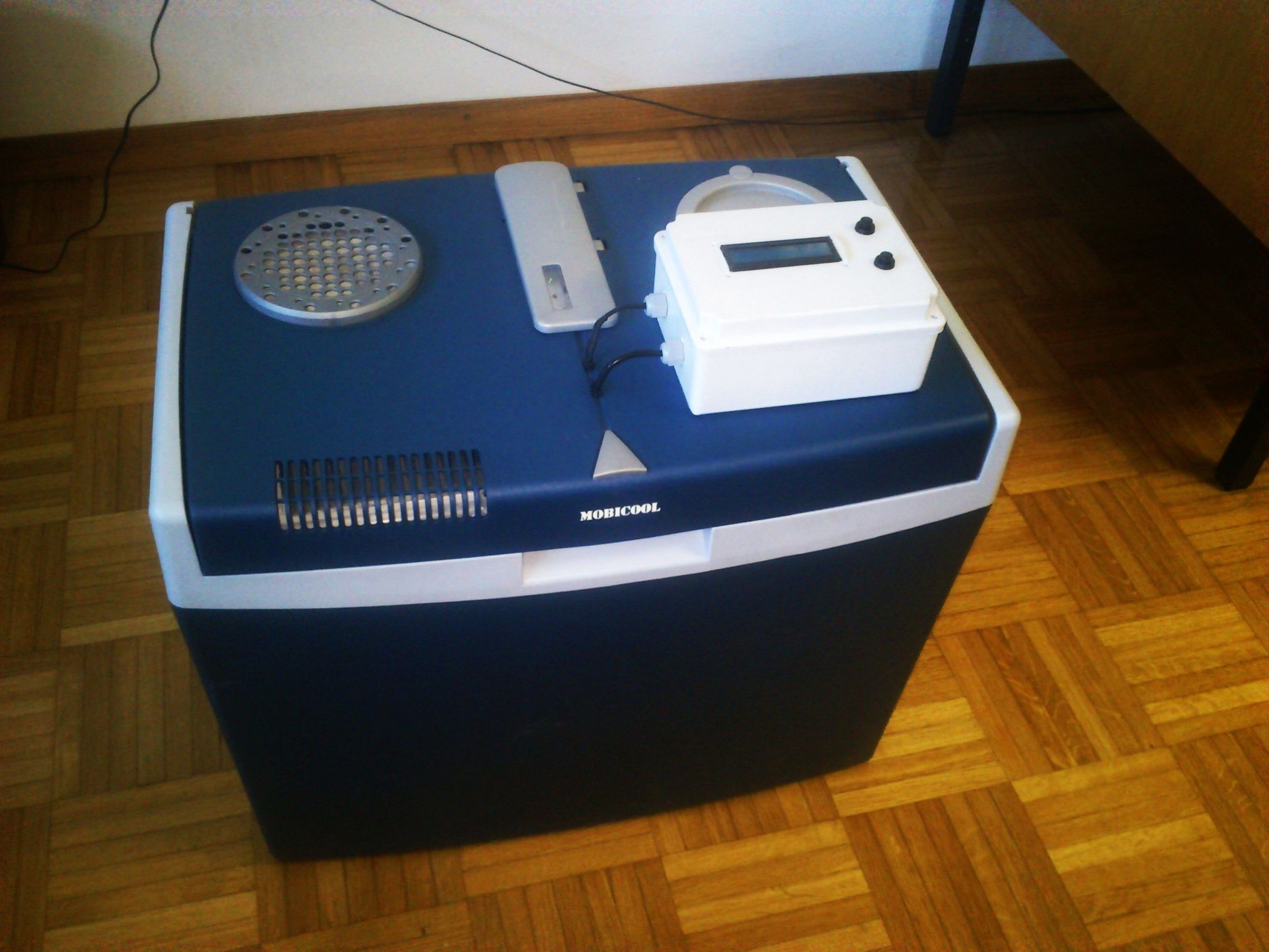 Hack a picnic cooler (into a thermostatic chamber)