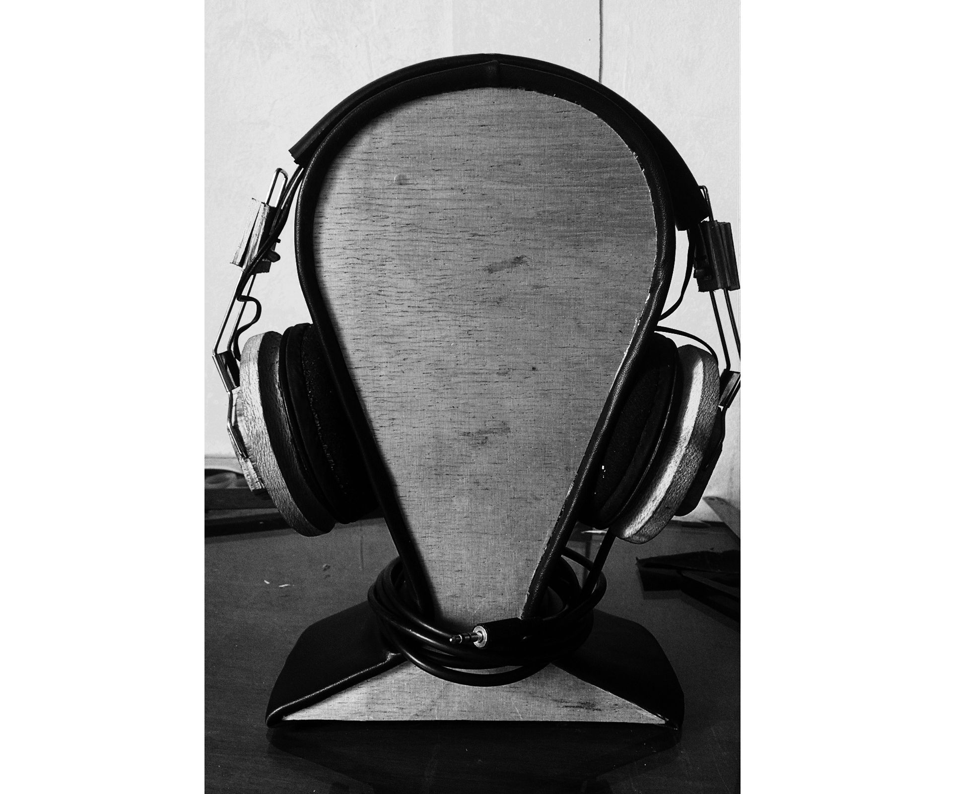 Classic and Elegant Headphone Support