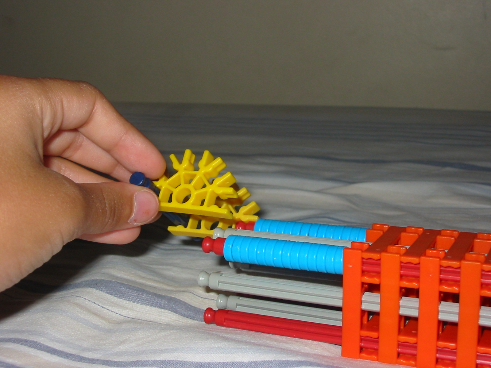 Almost Indestructible Rubber Band Powered K'nex Gun 6 Steps