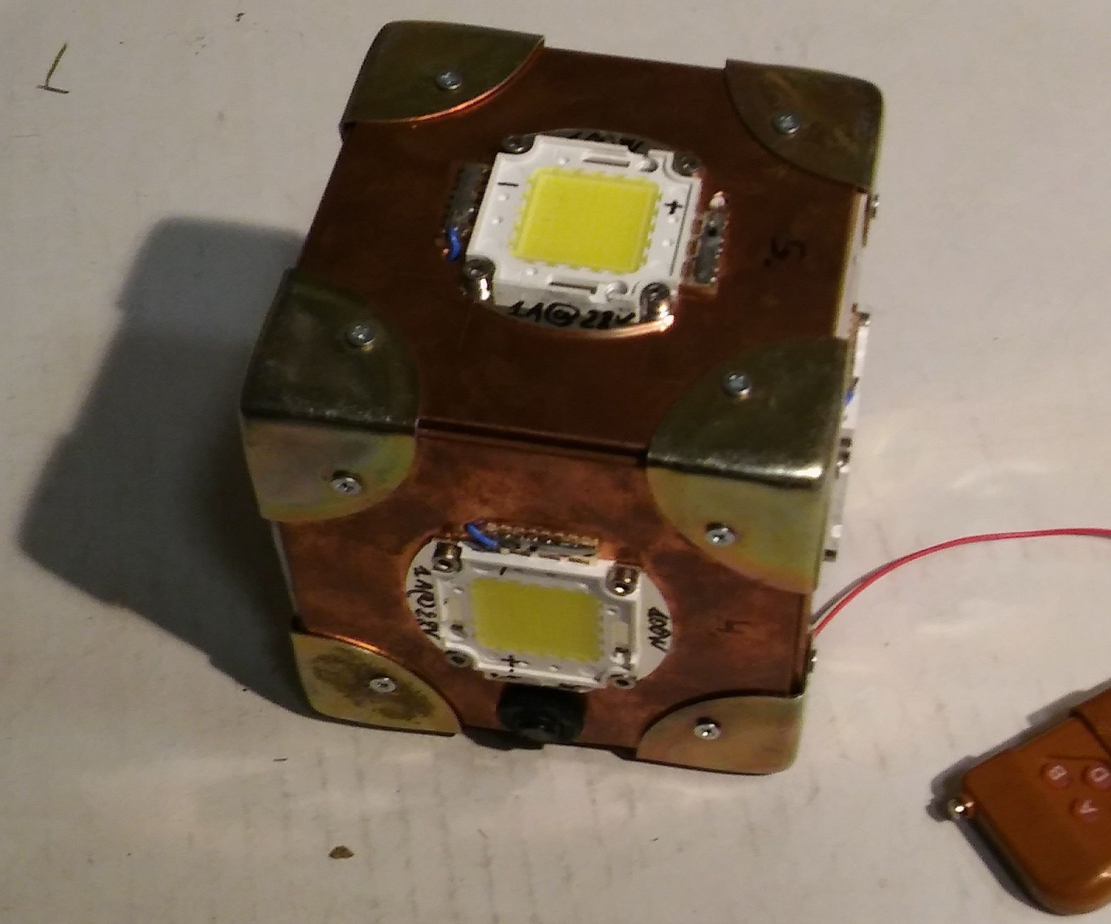 Remote Controlable LED Grenade 6x100-150W 