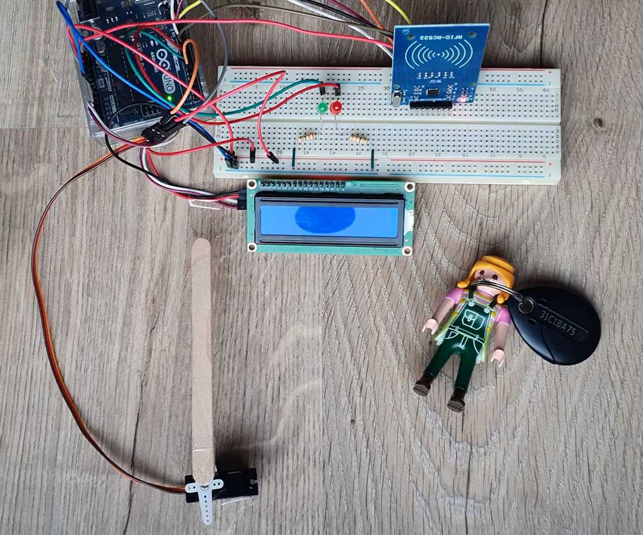 Access Control System : Arduino UNO + RFID RC522 + SG90 9g Servo Motor + LCD 16x2 I2C + LEDs