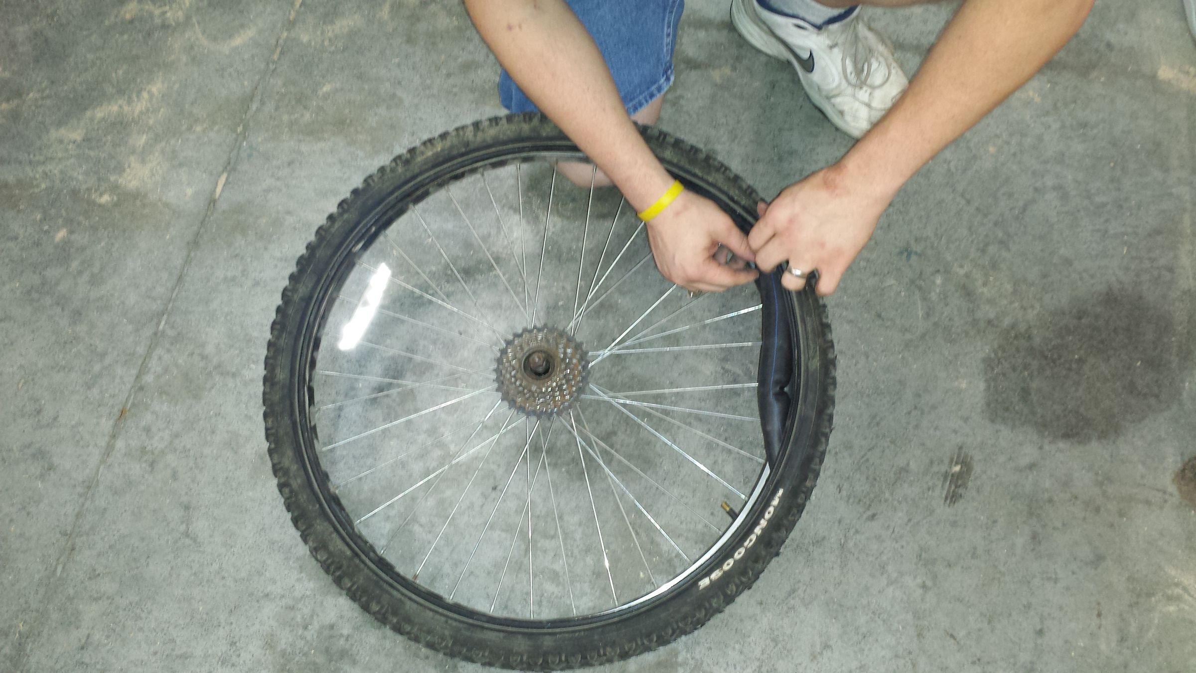 Change a Mountain Bike Tube Without Tools 6 Steps (with Pictures