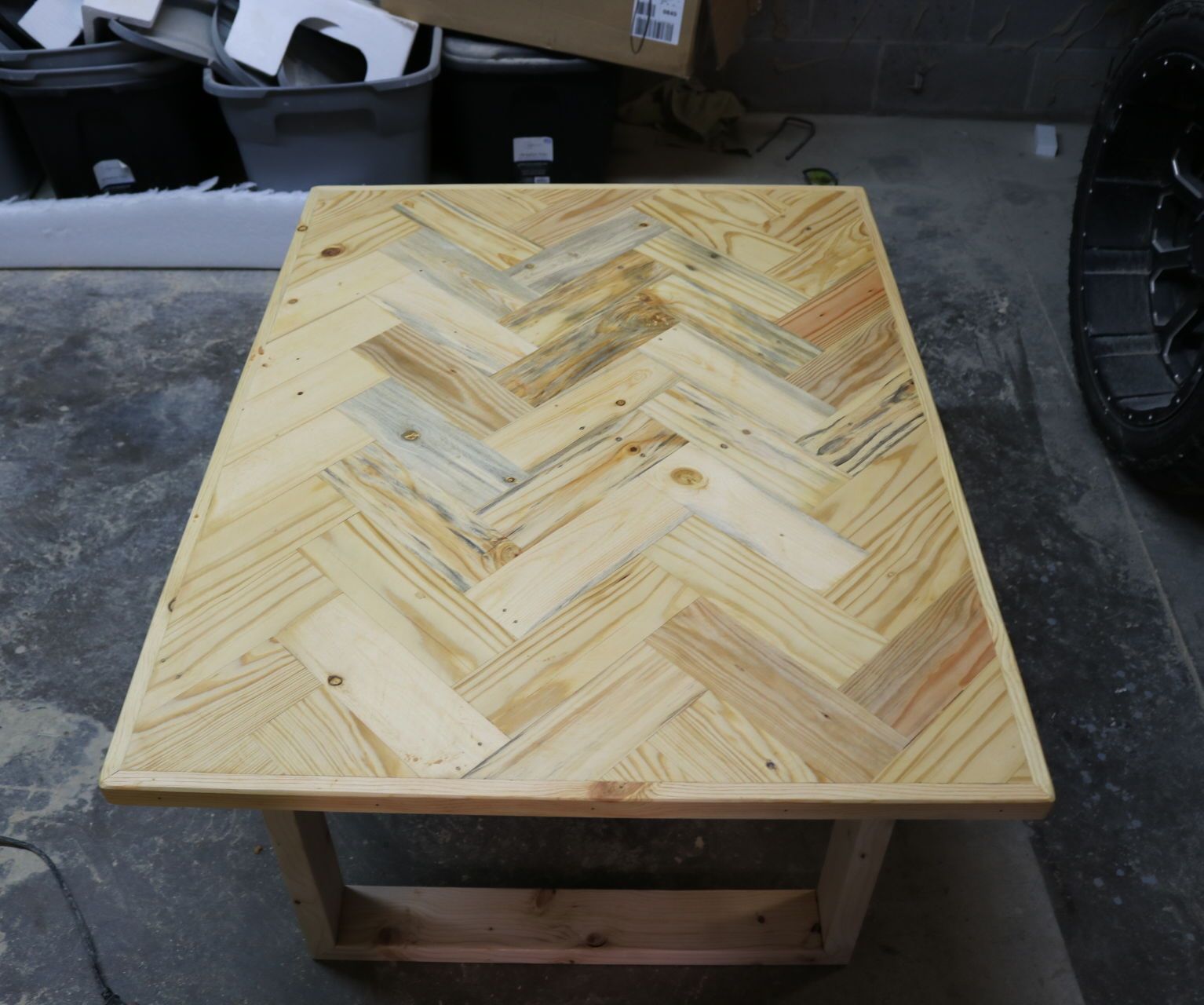 Fix Up an Old Pallet Into a Nice Coffee Table