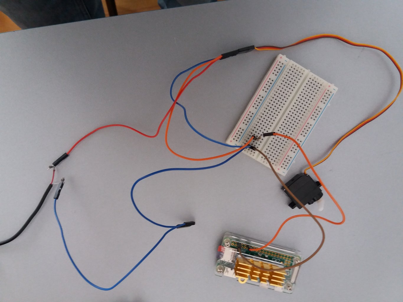 Connecting Servo Motor