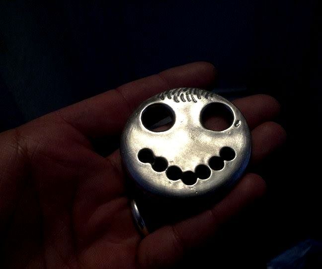 Print a smiley metal by transfer.