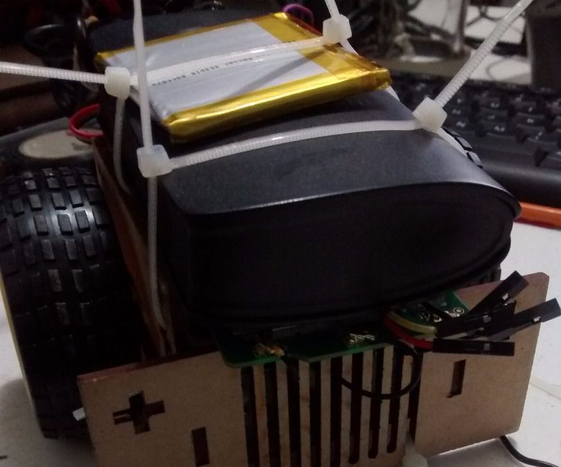 Linklt One Car: Bluetooth, HC-SR04, L298N