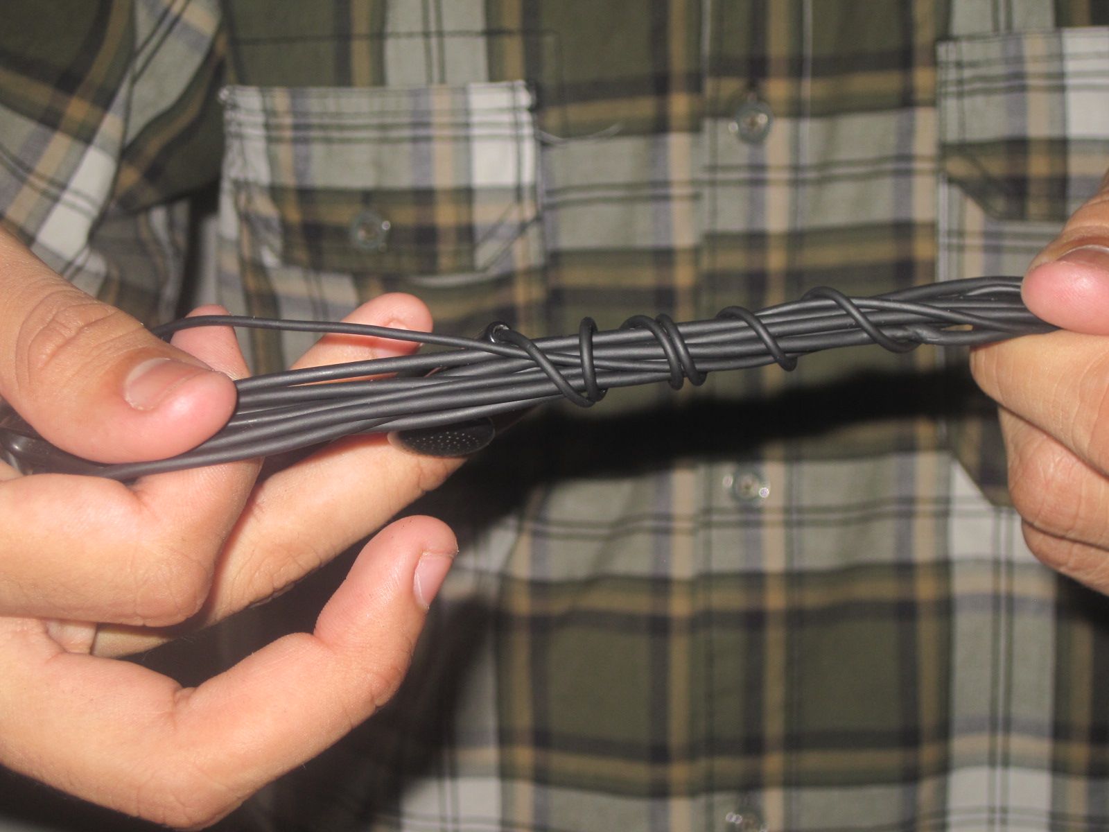 How to Wrap Headphones So They Don't Tangle. Instructables