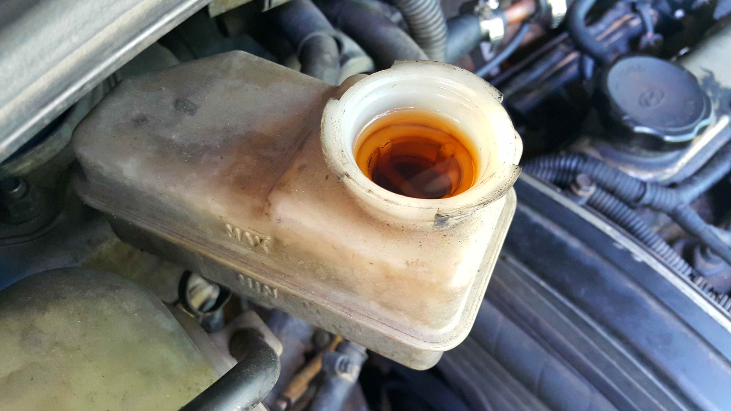 Bleeding Brake Lines Quick, Effective and Messy. 6 Steps