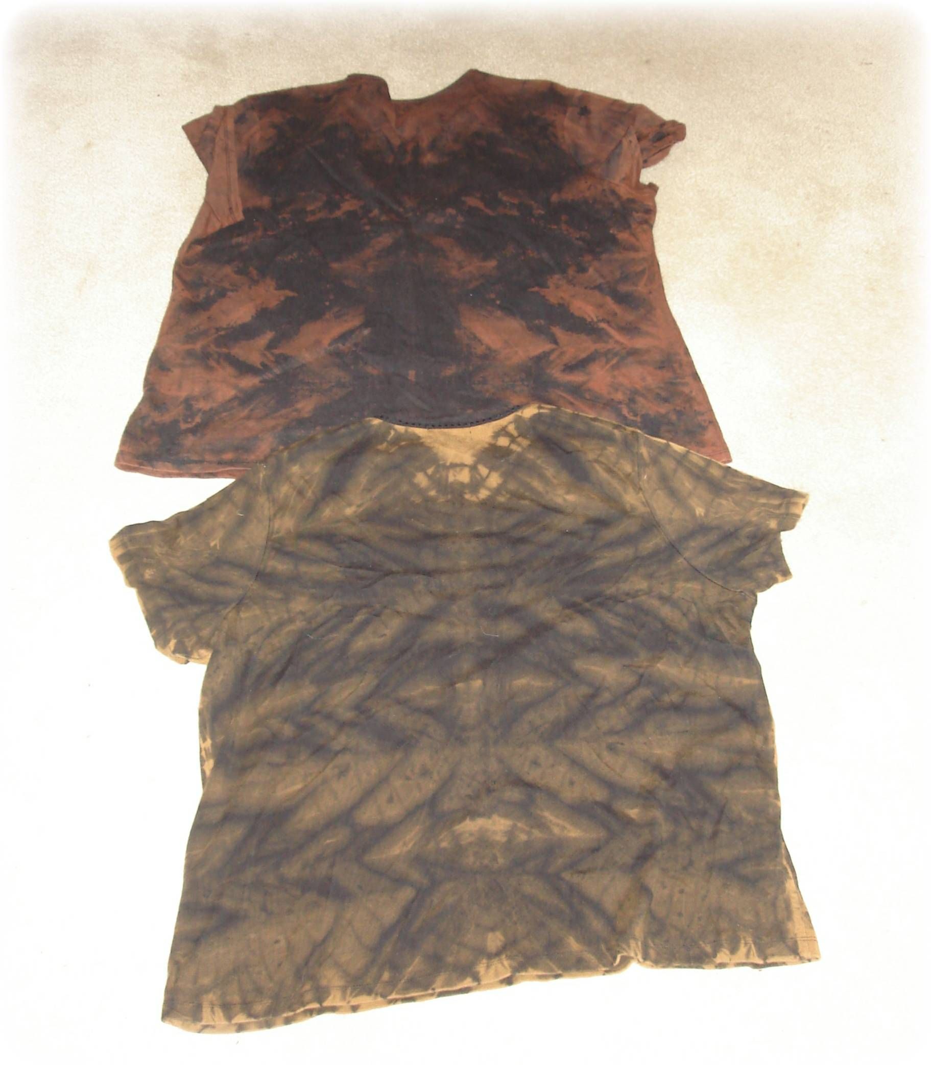 How to Do the Lightning Fold When Bleaching Old Black Shirts 6 Steps