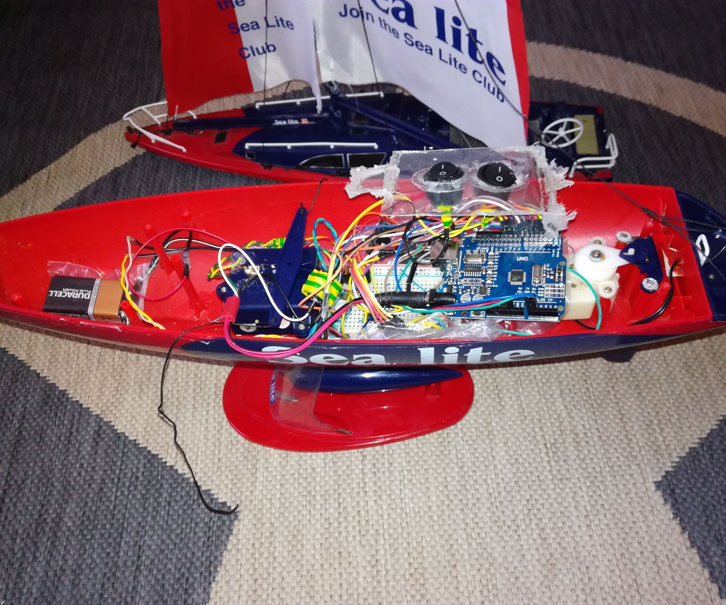 Boat Controlled by Smartphone ( TechnoFabrique)