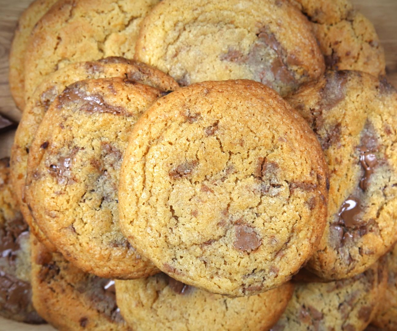 SOFT & CHEWY CHOCOLATE CHUNK (CHIP) COOKIES