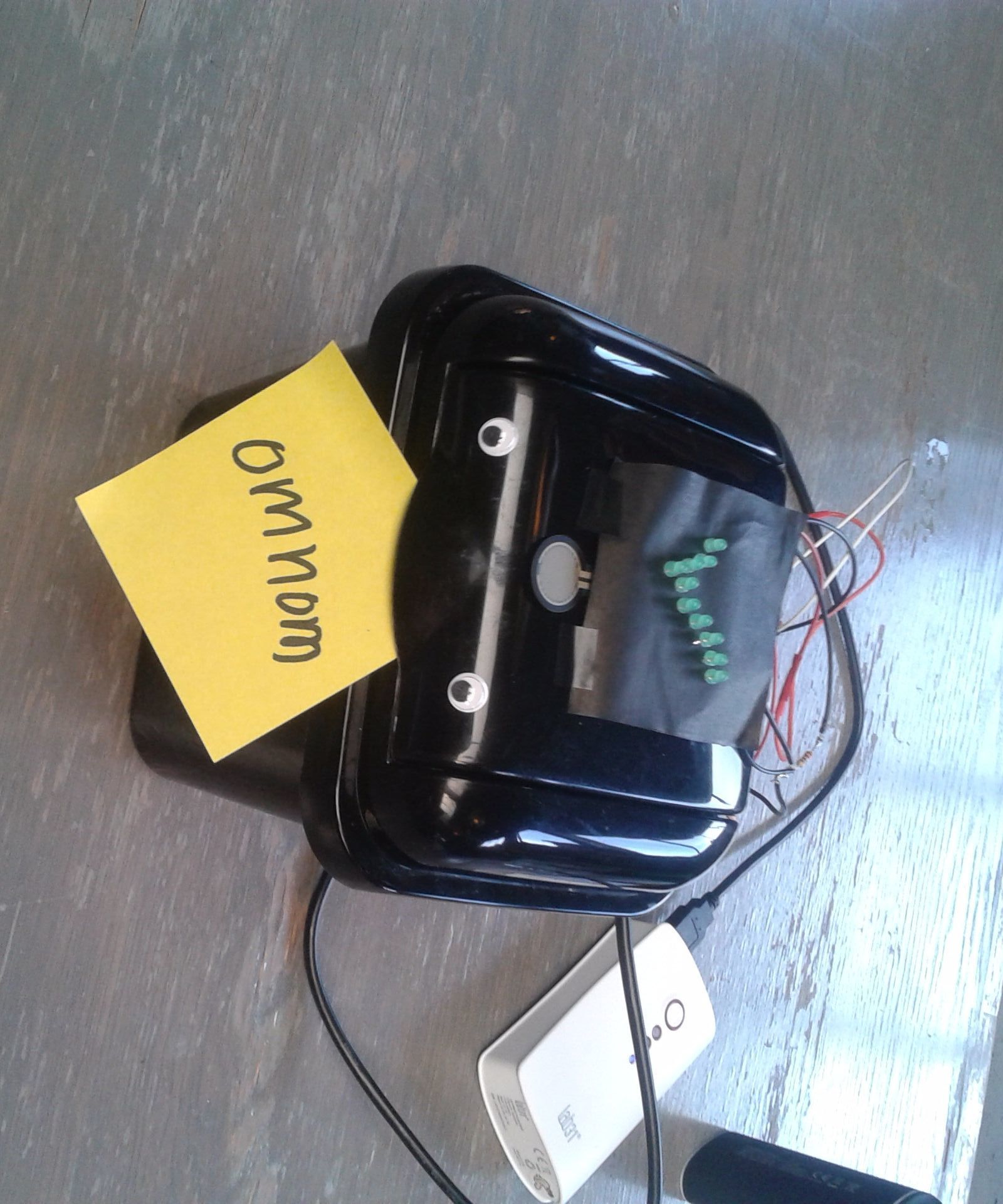 OMNOM - automatic trash bin