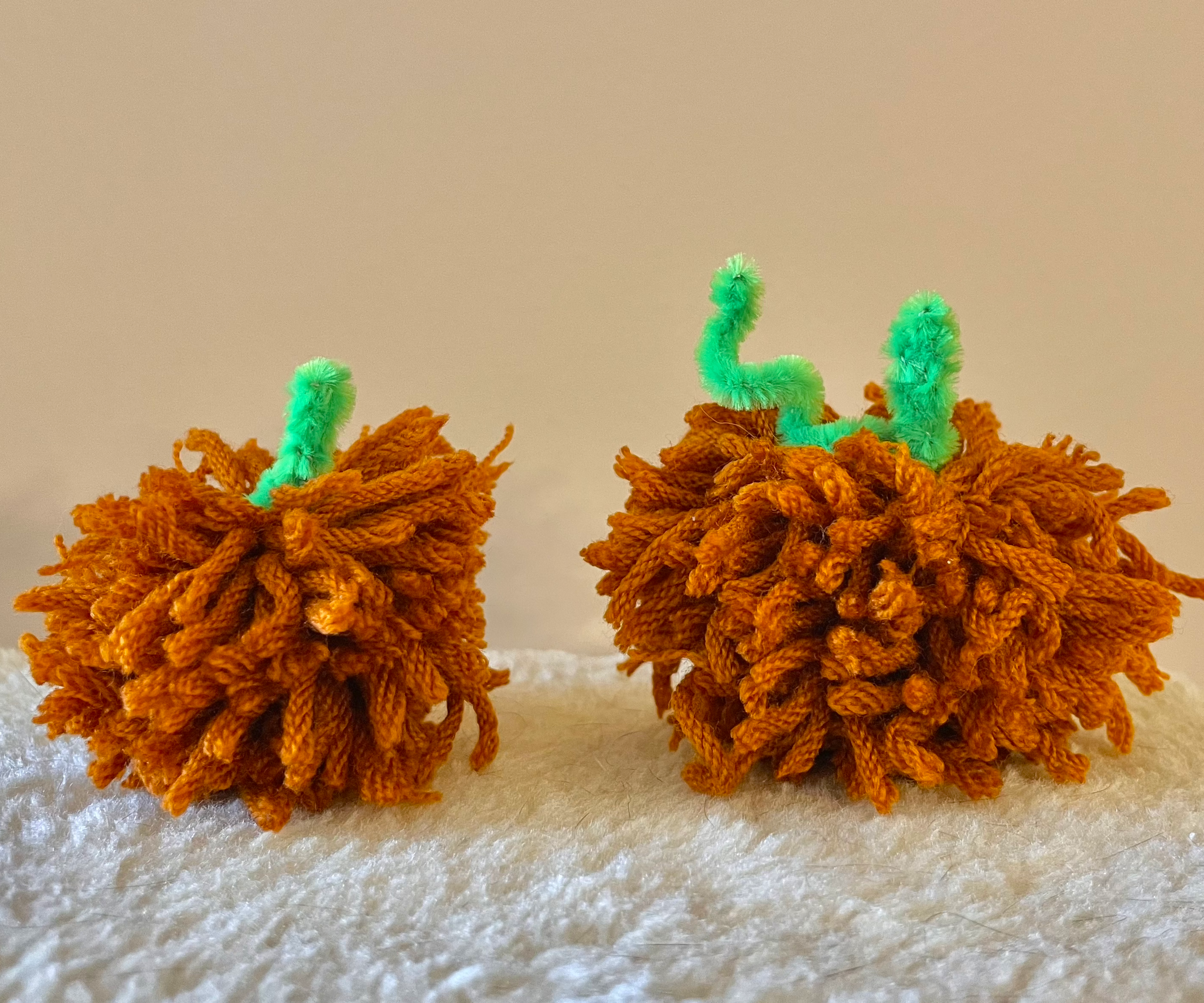 Easy Pumpkin Pom Pom With Your Hand