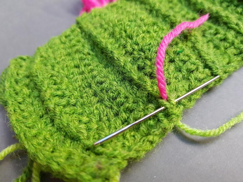 Çölde İki Balon Süzülür. Biri Bağırır