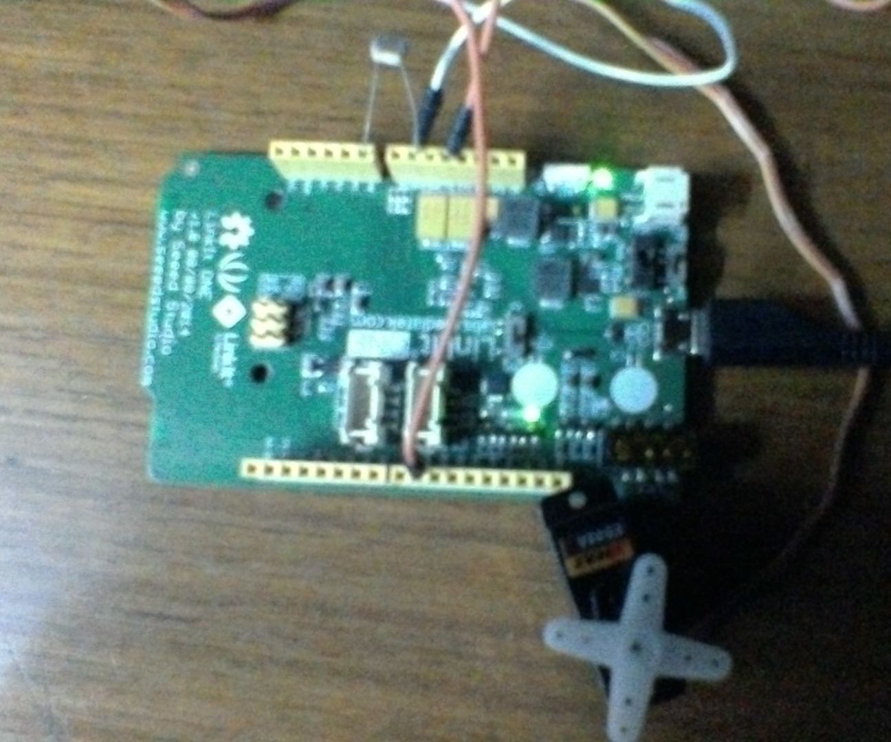 Light Controlled Servo Using LinkitONE