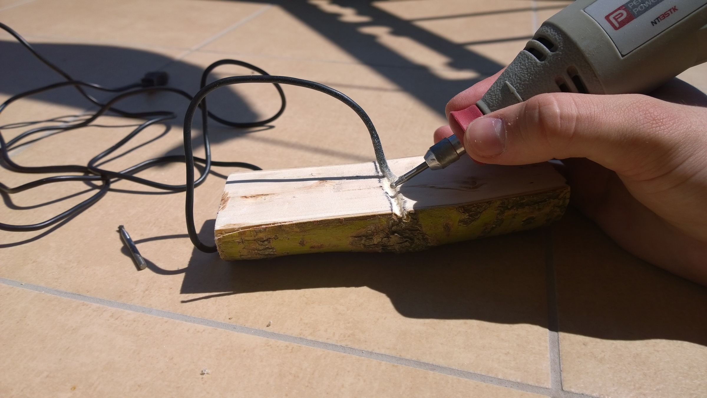 Make an Biodegradable Wooden Charging Dock for Any Phone! 6 Steps