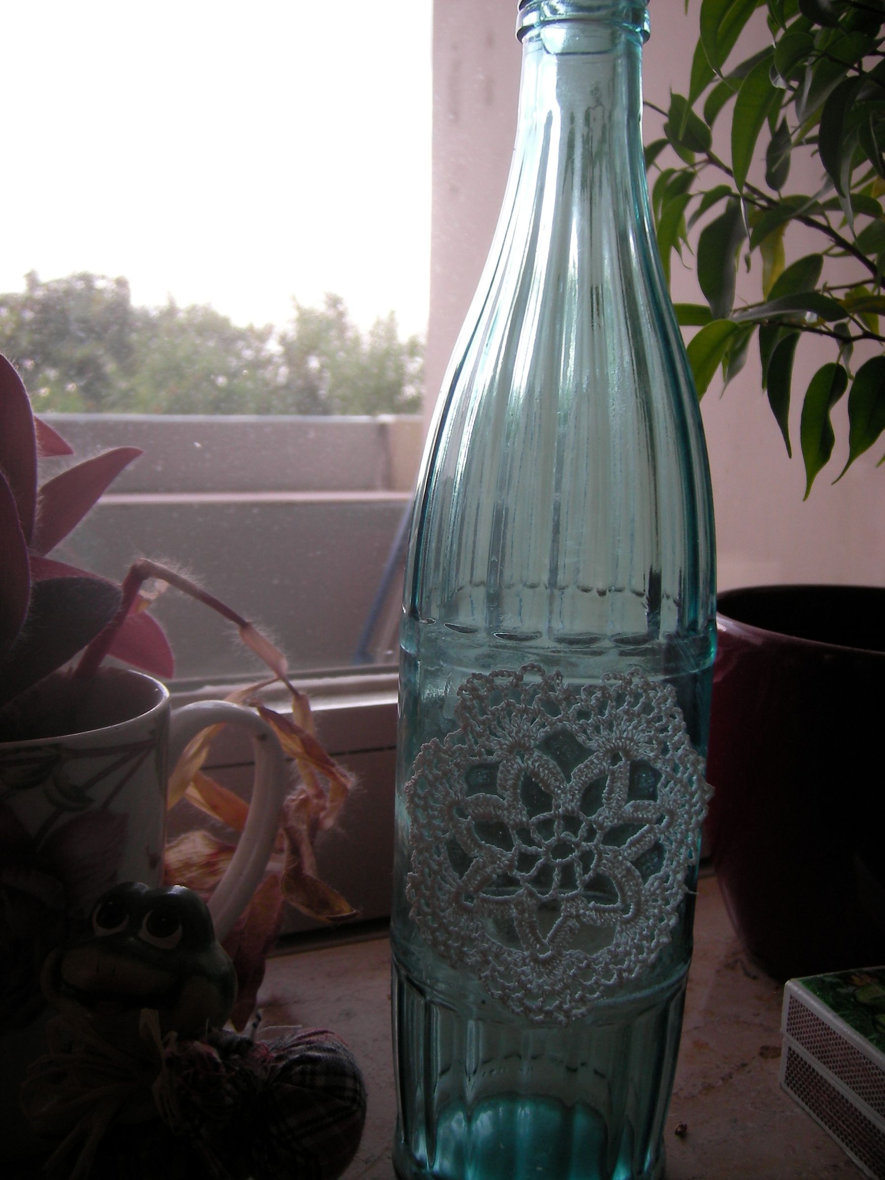 Easy vase from bottle and crocheted lace
