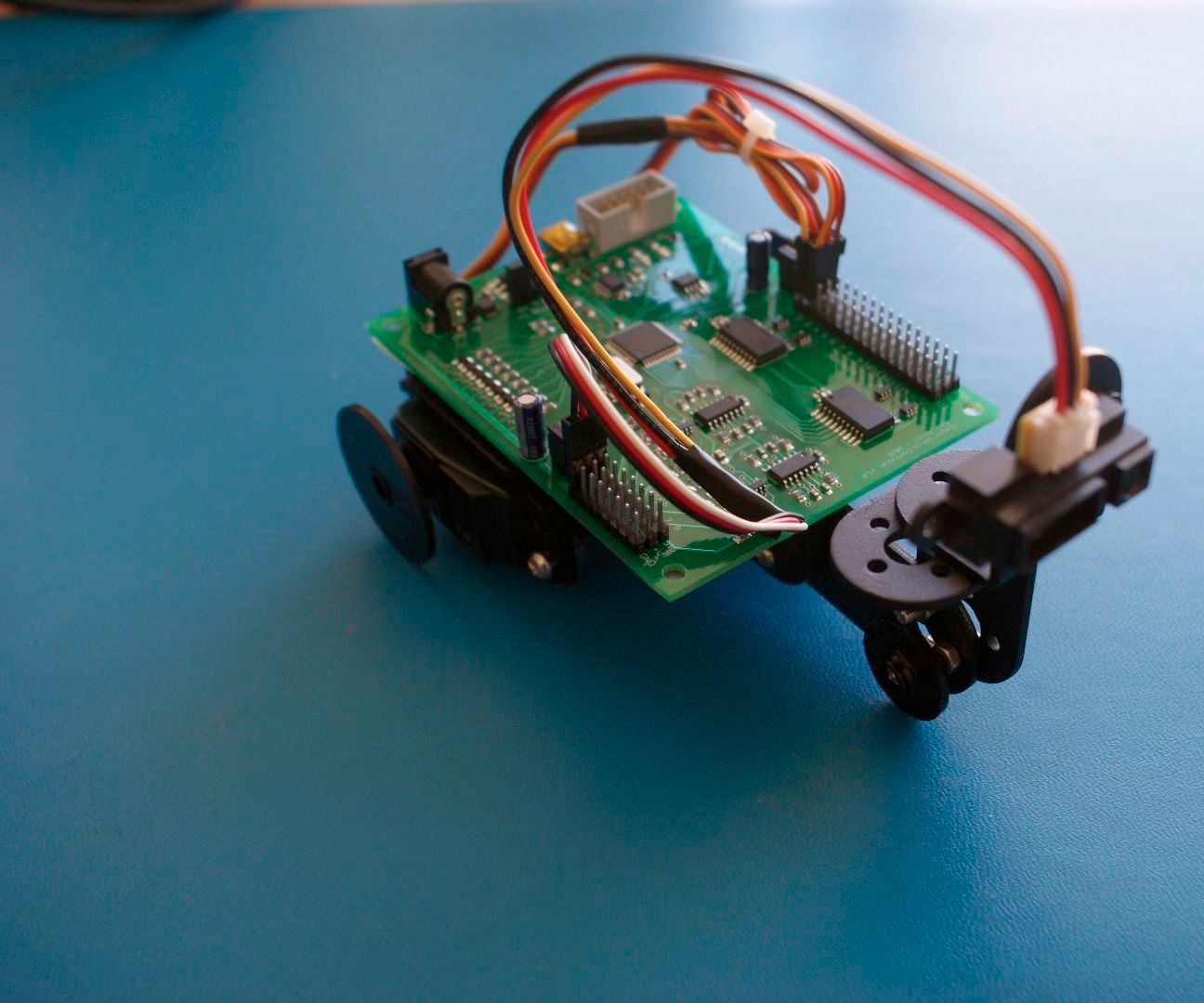 Distance Keeping robot with the Smart Servo Controller