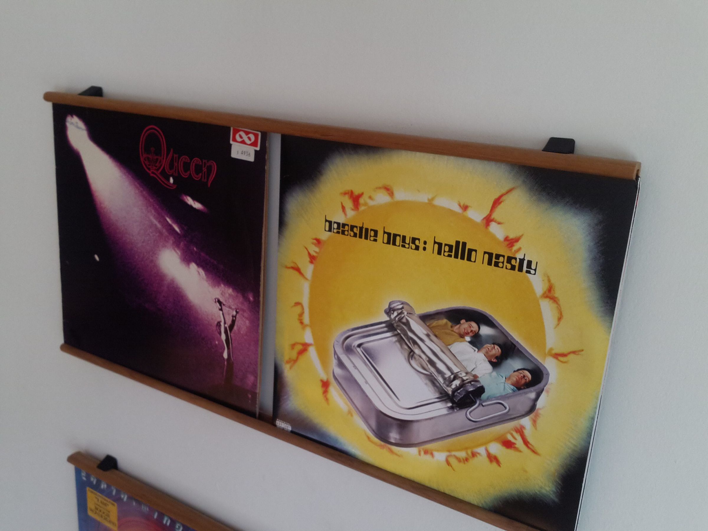 Simple and Smart Shelf/Frame for Your Vinyl Records