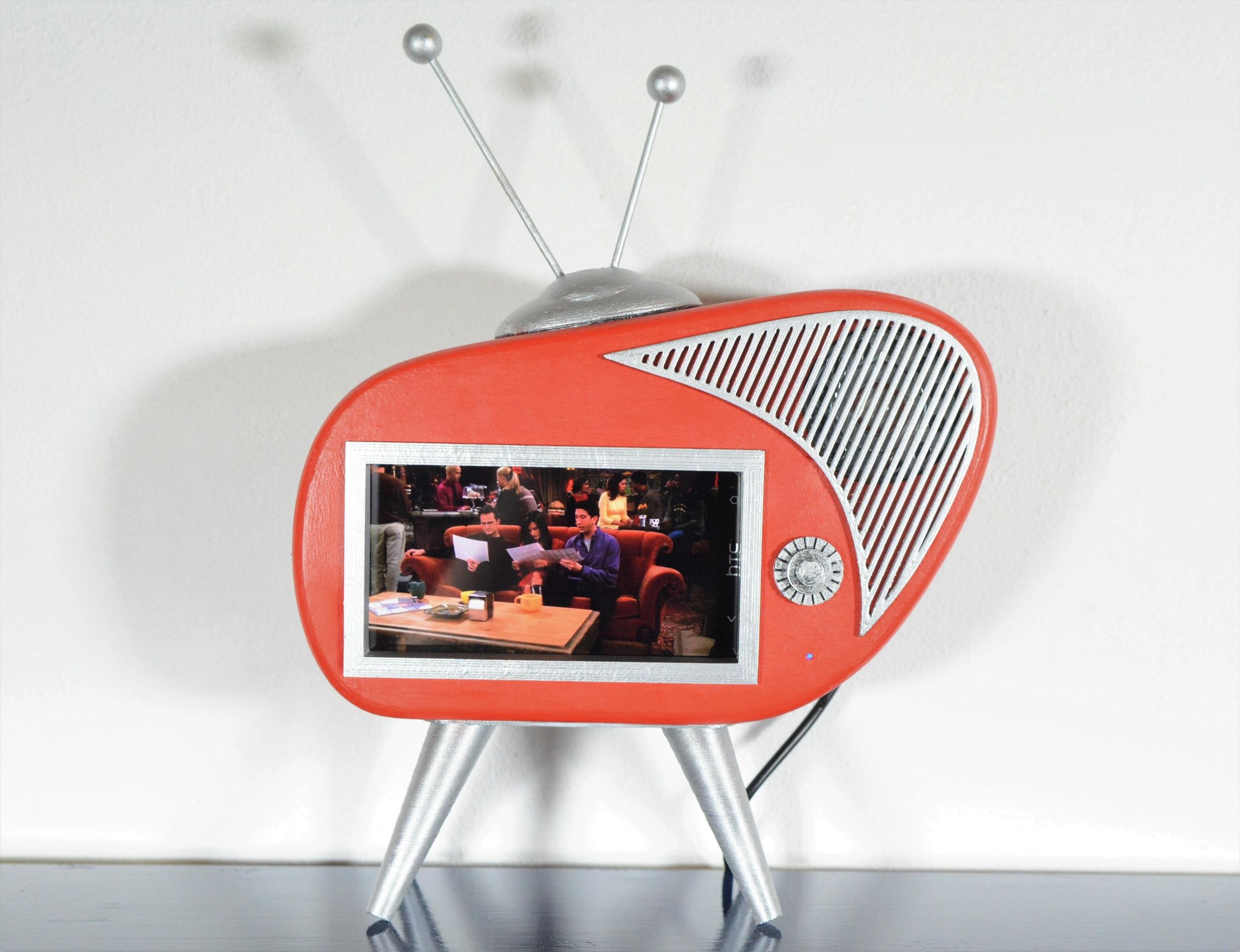 Retro TV Phone Holder With Speakers 9 Steps (with Pictures