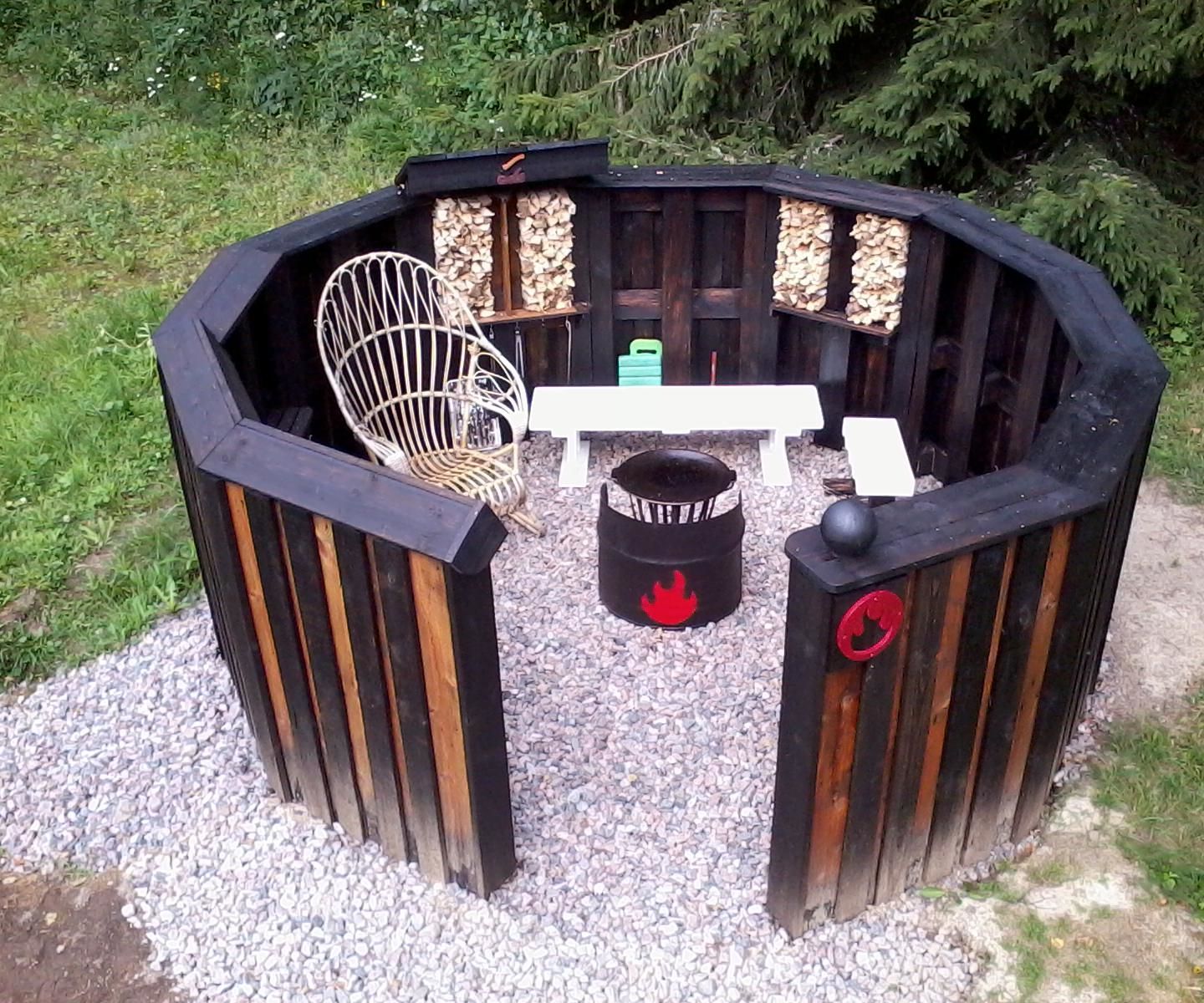 Circular Fire Pit From 12 Upcycled Pallets