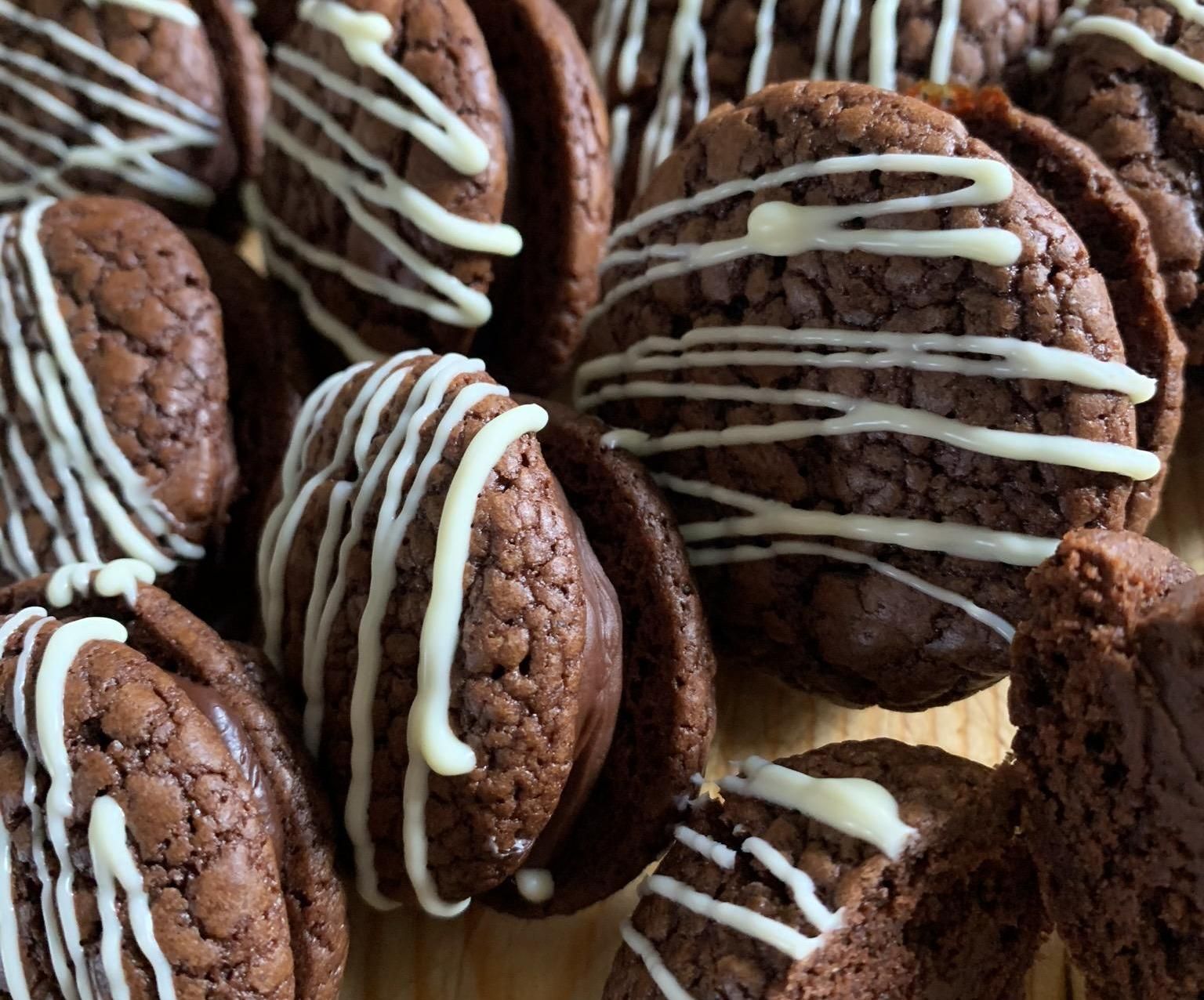 Chocolate Cookies With Cinnamon Ganache 