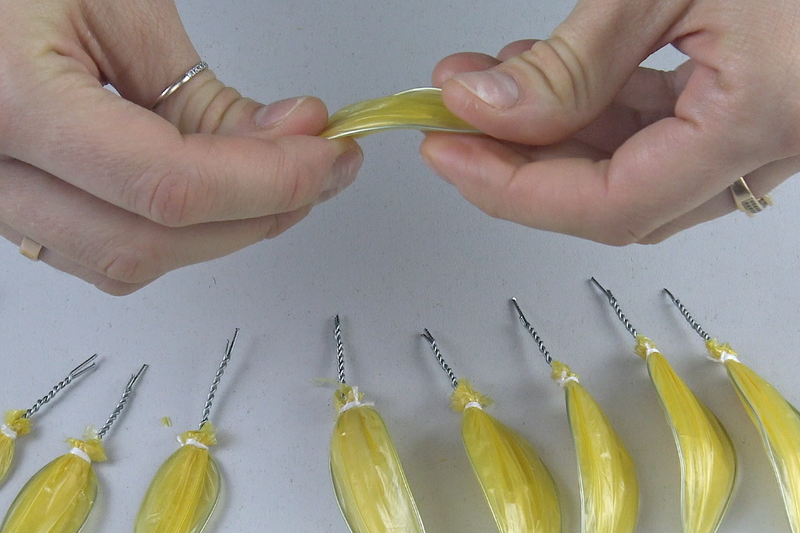 Daha sonra, 5 Çiçek Yaprağınıza Sahip Olduğunuzda, İpliği Kullanarak 5'ini Birleştirin ve Bir Çiçek Oluşturun.