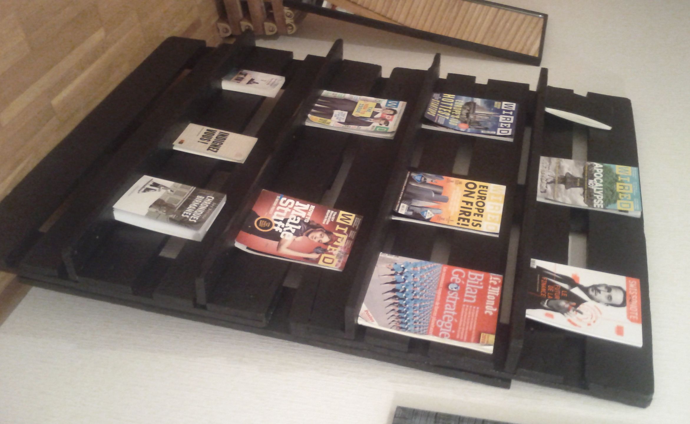 DIY newspaper/book stand made of palette