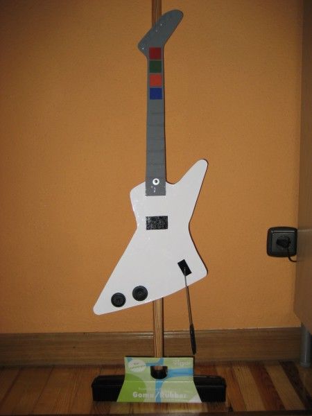 The GuitarHero-Broom / La Escoba-GuitarHero.