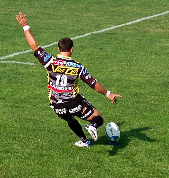 Build a Kicking-Tee From a Cola Plastic Bottle(1,5 L)