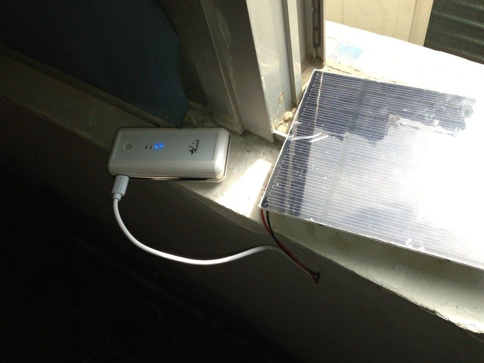 A Primitive USB Solar Charger That Costs You Less Than 5 mins