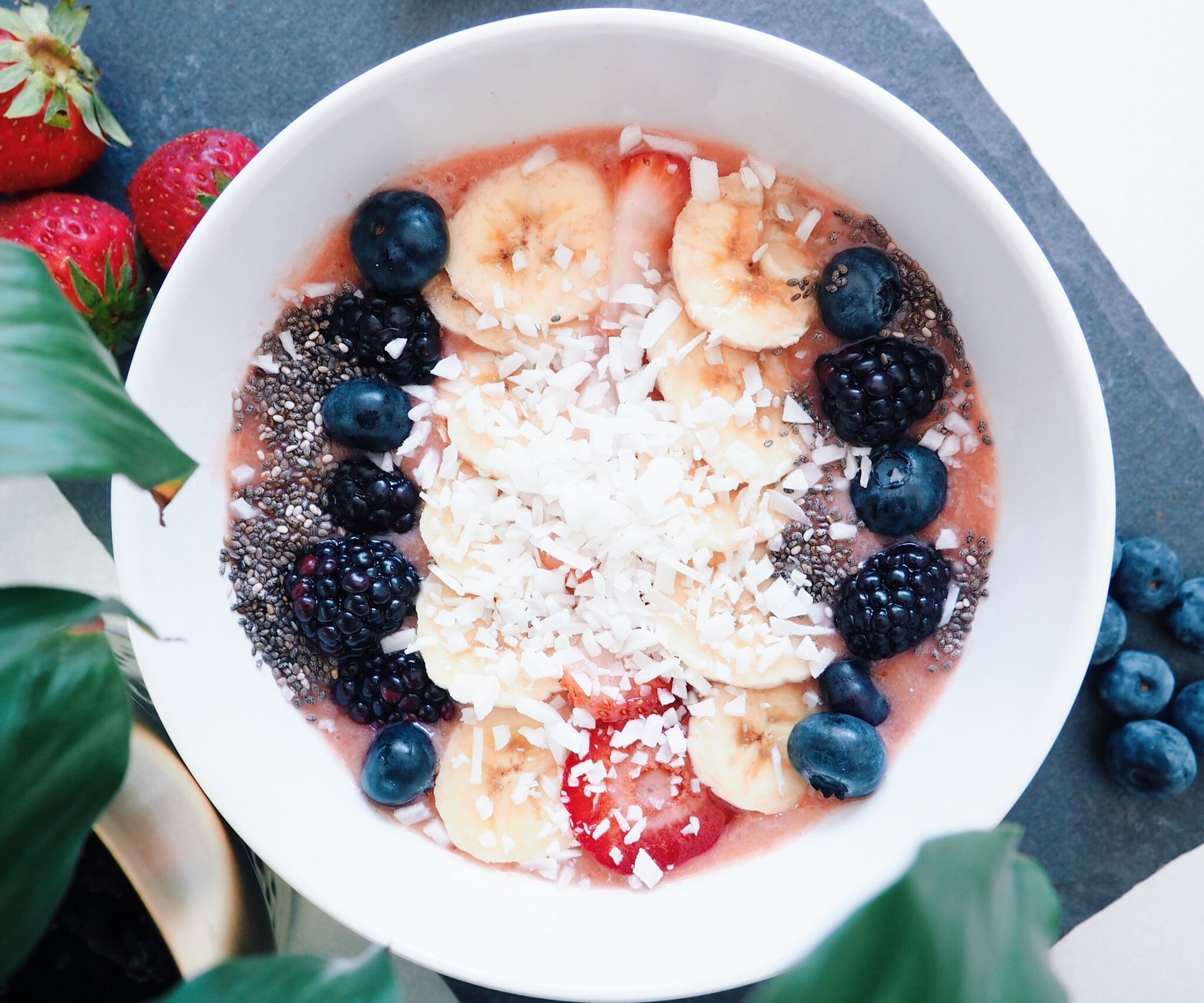 RECIPE | TROPICAL BERRY SMOOTHIE BOWL (VEGAN)