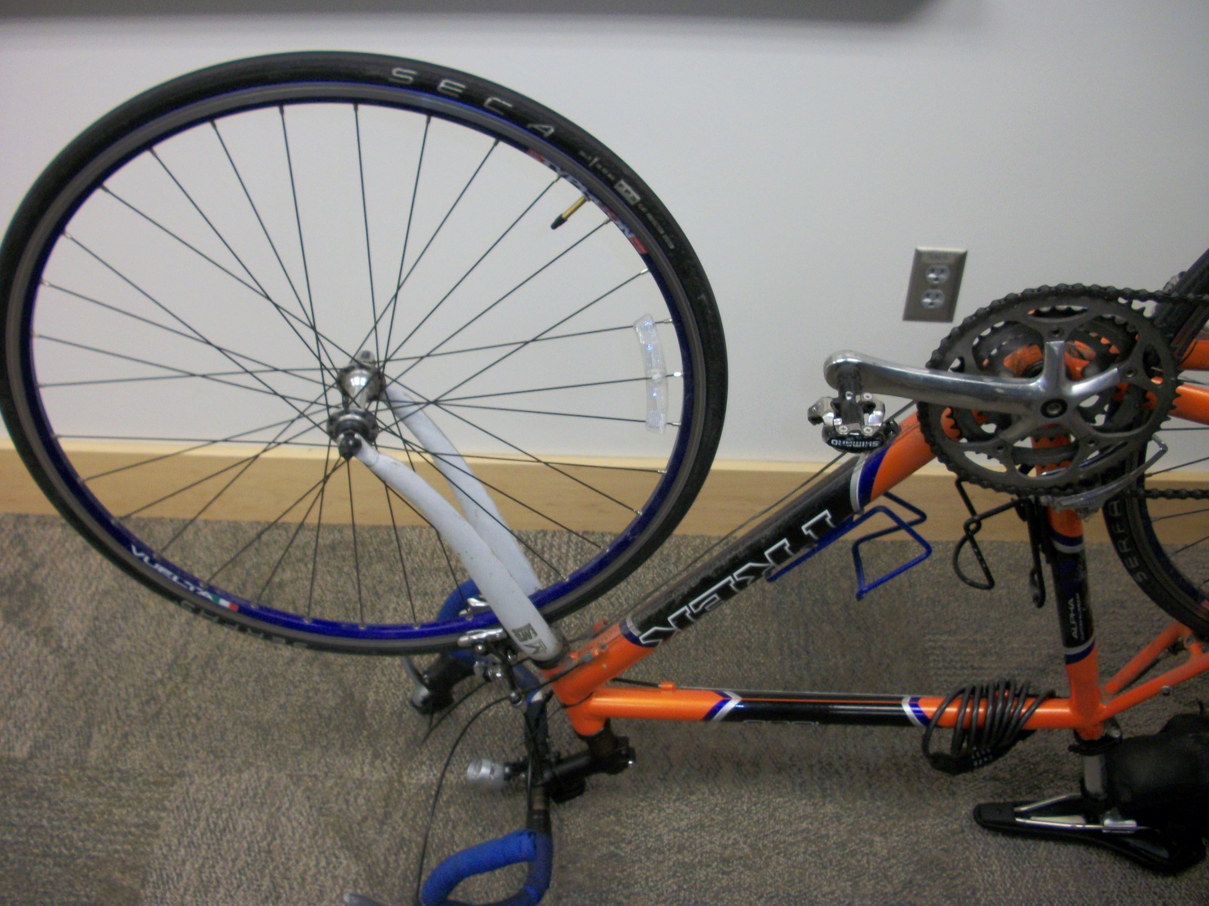 How to Replace a Flat Tire on a Road Bike 10 Steps Instructables