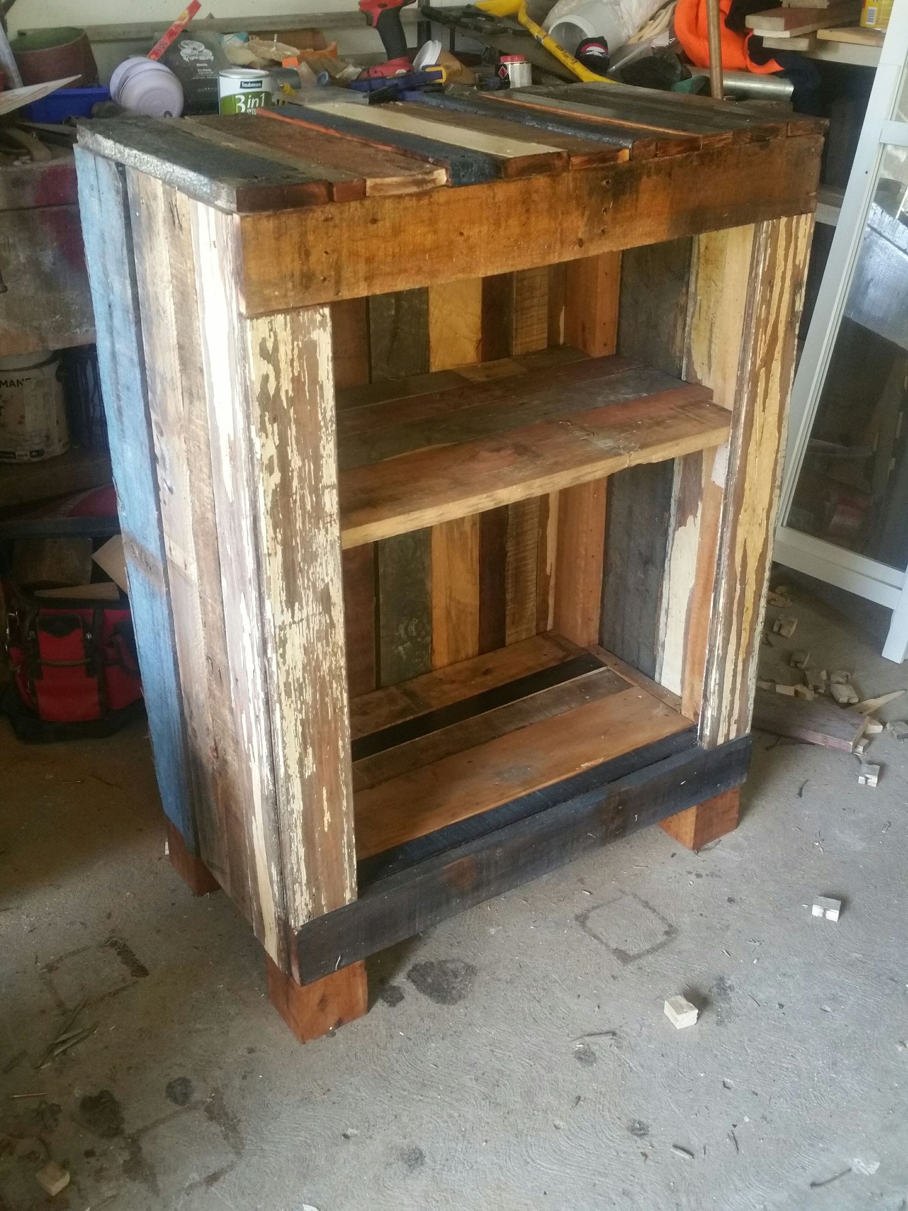 Pallet cabnet with shelf